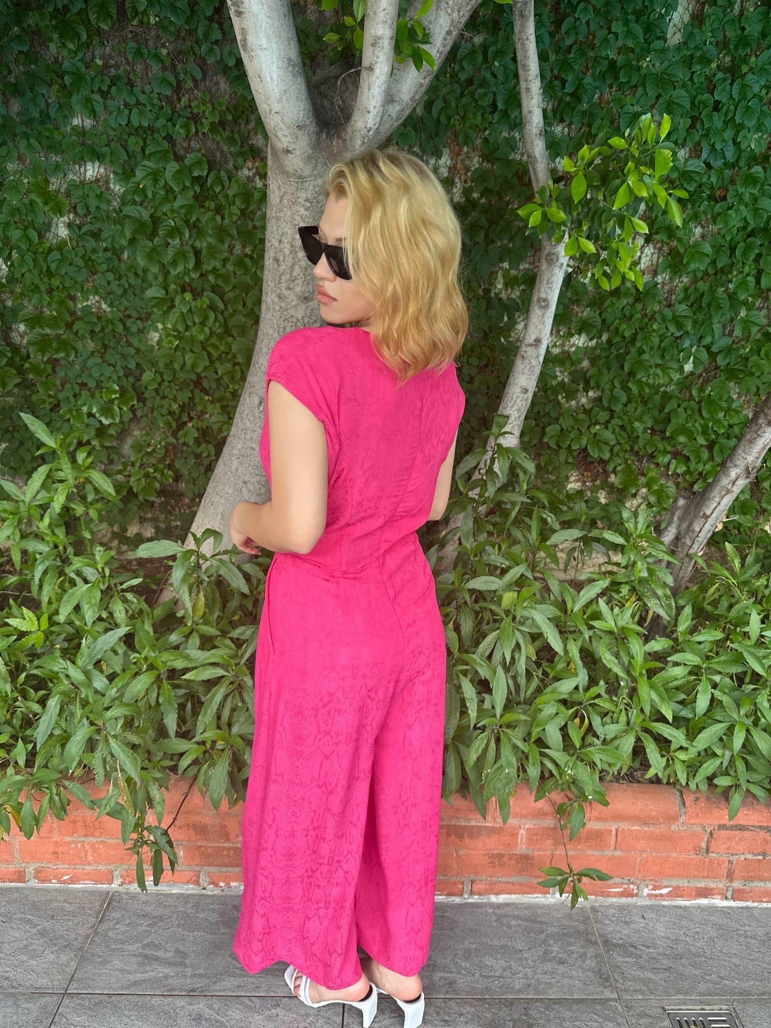 Belden kuşaklı jakarlı pembe tulum 