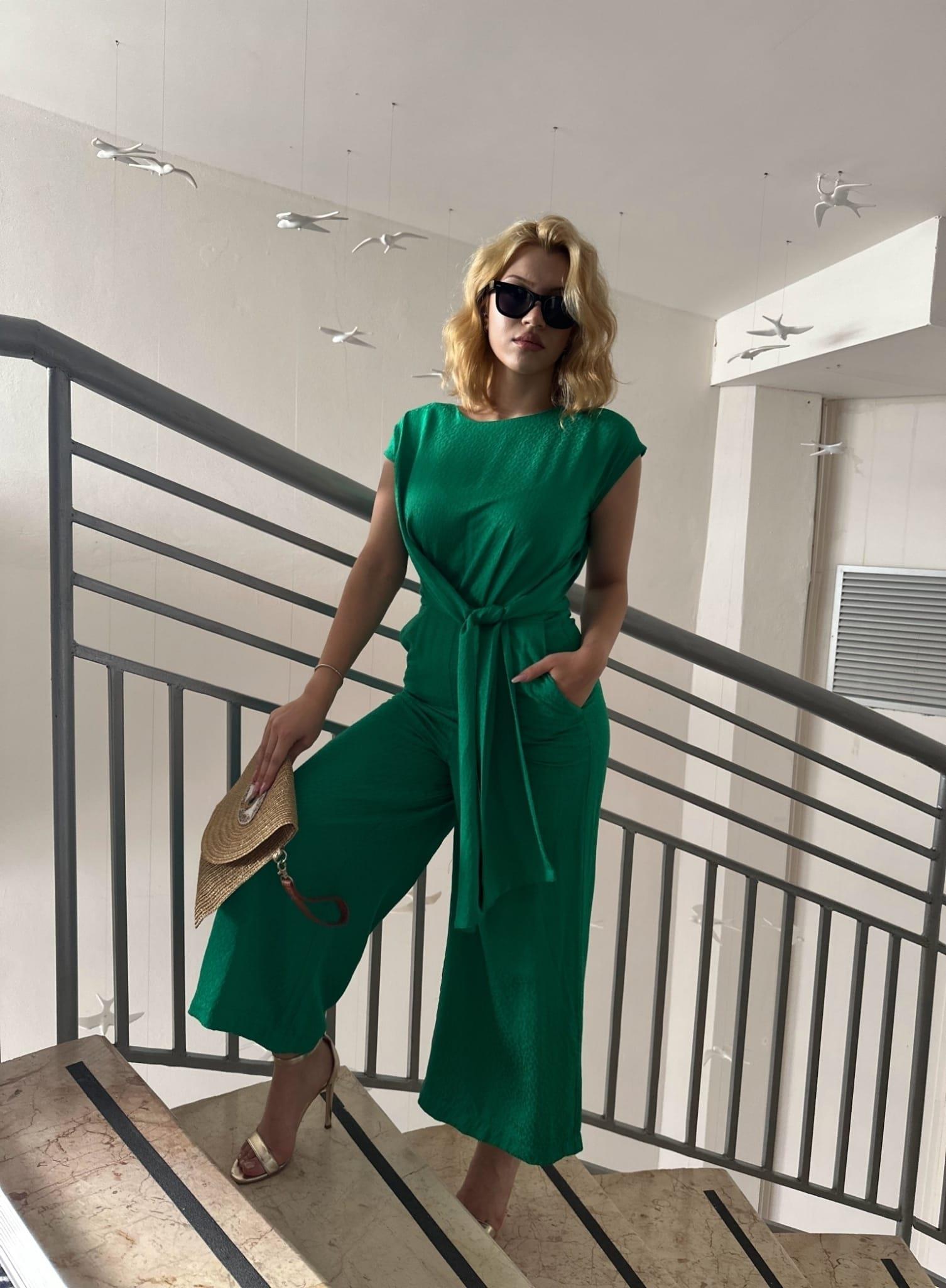 Belden kuşaklı jakarlı yeşil tulum 