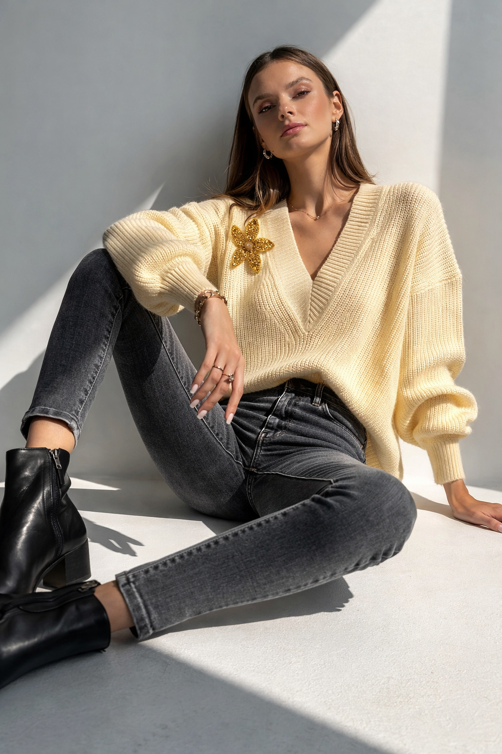 Krem V Yaka Çiçek Motifli Oversize Triko Kazak