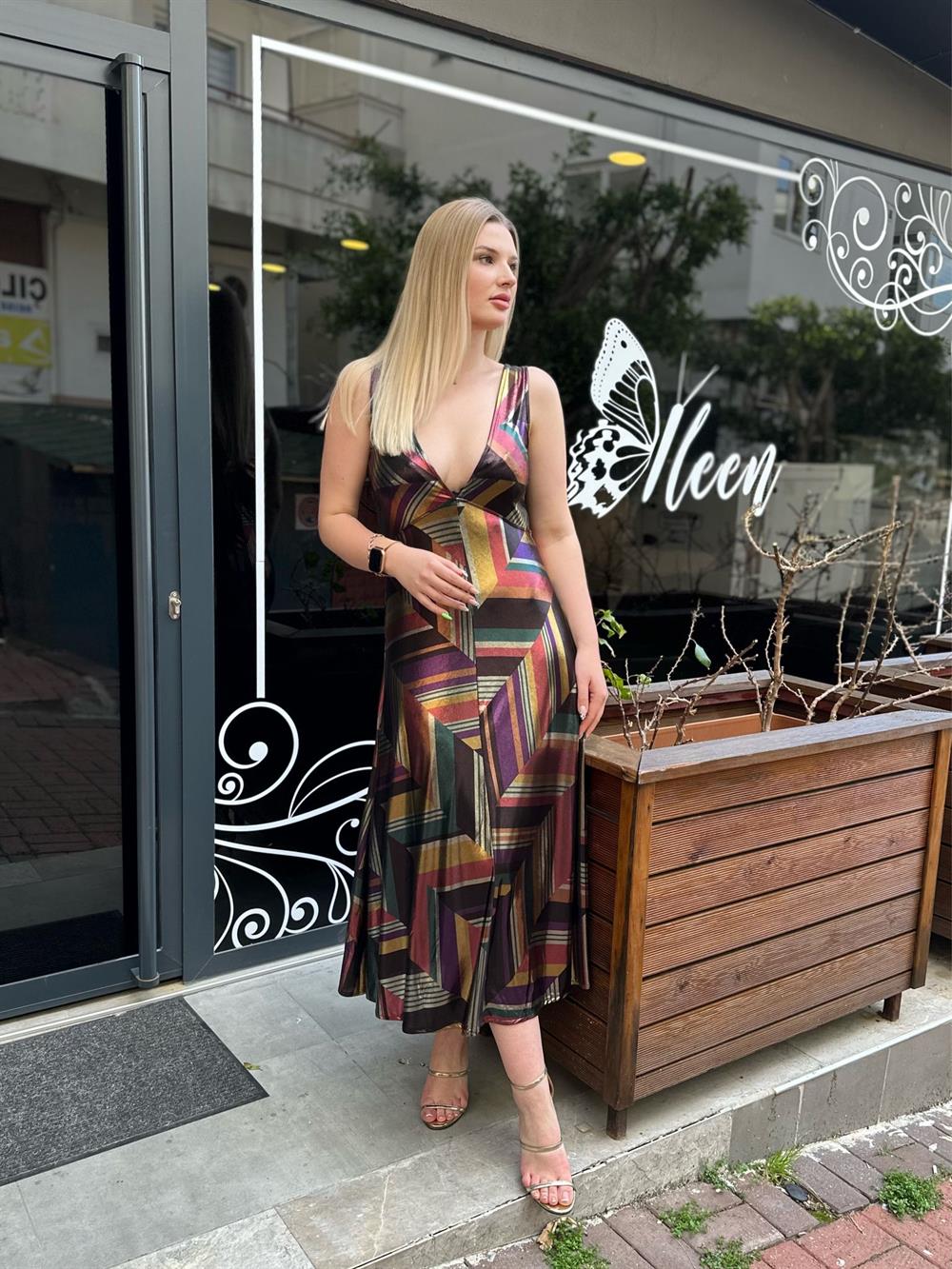 Parlak Geometrik Desenli Kumaş Elbise