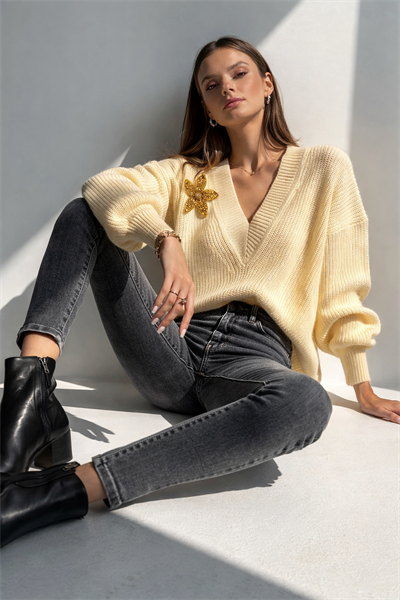 Krem V Yaka Çiçek Motifli Oversize Triko Kazak