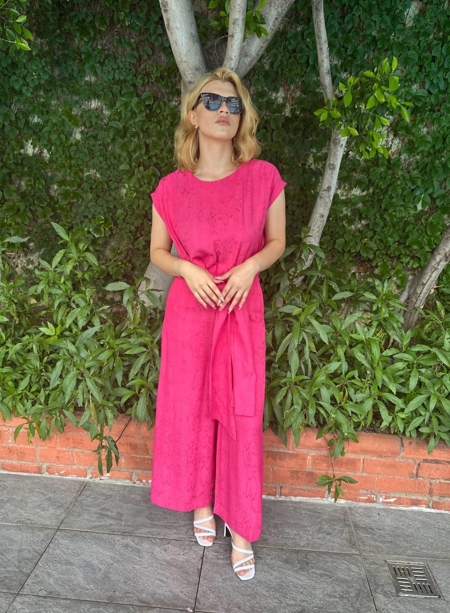 Belden kuşaklı jakarlı pembe tulum 