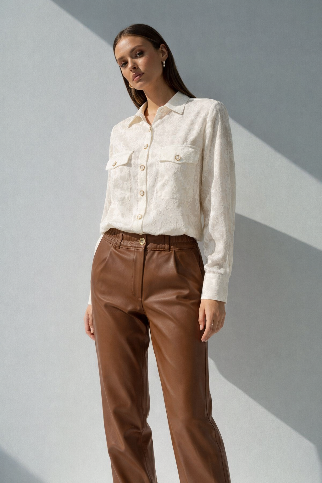 Desenli Jakarlı Beyaz Gömlek