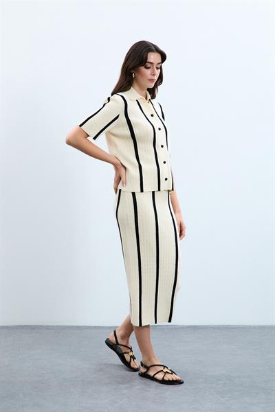  Ажурный кардиган с полосками контрастного цвета и пуговицами HRK9372KEMİK