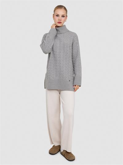 Свитер косой вязки с верхним воротником из 100 % органического материала. KZK8590GRI