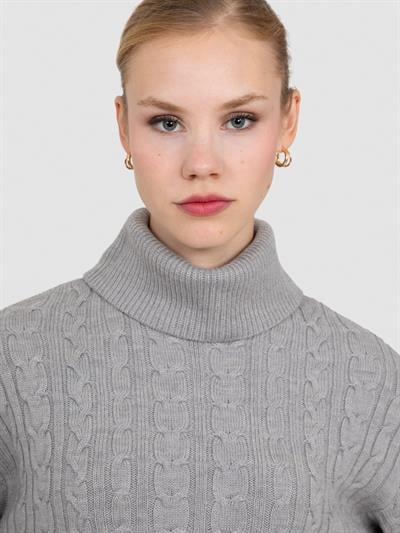 Свитер косой вязки с верхним воротником из 100 % органического материала. KZK8590GRI
