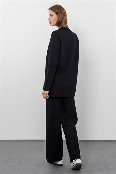 Свитер С Круглым Воротником Из 100% Шерсти С Боковыми Разрезами KZK9792 SİYAH