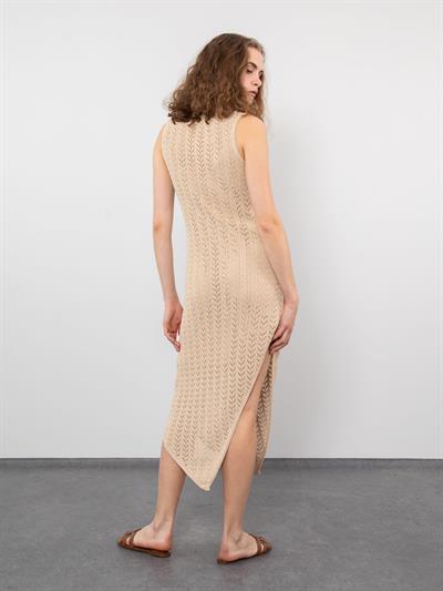 Асимметричное платье с ажурным разрезом и деталью ELB8004BEJ