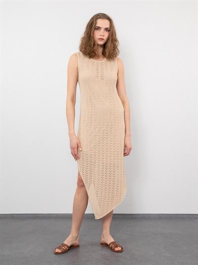 Асимметричное платье с ажурным разрезом и деталью ELB8004BEJ