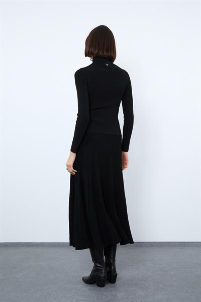 Платье миди с высоким воротником и ребристыми деталями ELB10032SİYAH
