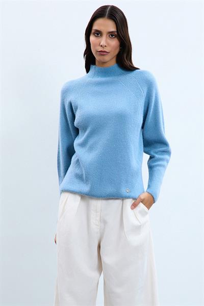 Свитер с воротником-водолазкой, вязанными деталями и пушистыми вставками. KZK10584AÇIK MAVİ