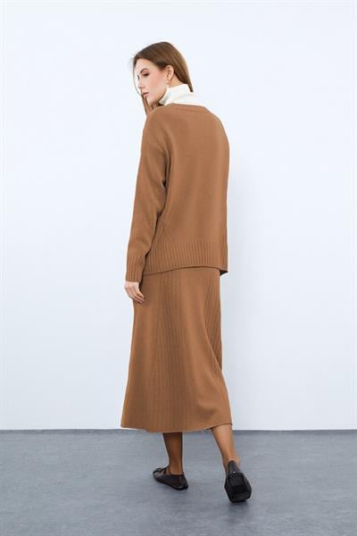 Свитер с воротником-водолазкой и вязанными деталями из смеси кашемира и шерсти. KZK10052CAMEL