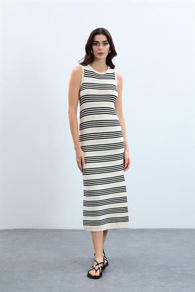 Полосатое платье с разрезом и деталью ELB9834KEMİKSİYAH