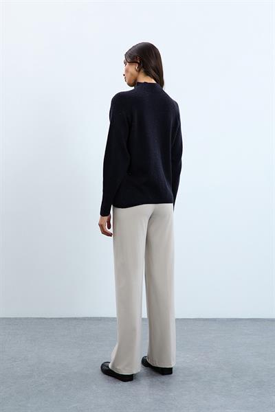 Свитер с воротником-водолазкой, вязанными деталями и пушистыми вставками. KZK10584SİYAH