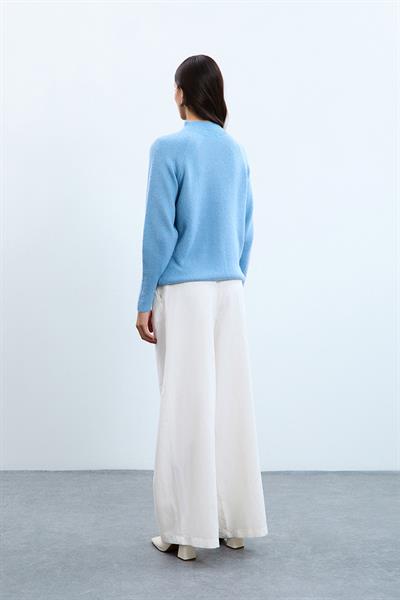 Свитер с воротником-водолазкой, вязанными деталями и пушистыми вставками. KZK10584AÇIK MAVİ