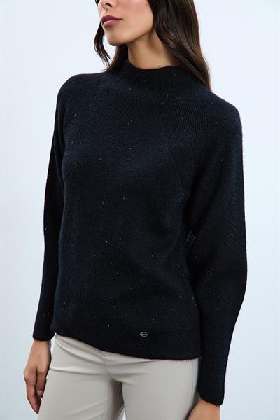 Свитер с воротником-водолазкой, вязанными деталями и пушистыми вставками. KZK10584SİYAH