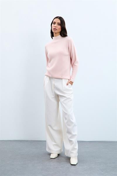 Свитер с воротником-водолазкой, вязанными деталями и пушистыми вставками. KZK10584PUDRA