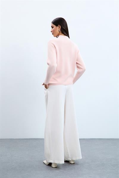 Свитер с воротником-водолазкой, вязанными деталями и пушистыми вставками. KZK10584PUDRA