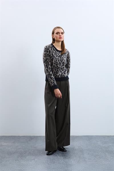 Пушистый свитер с круглым вырезом и леопардовым принтом KZK11666SİYAHVİZON