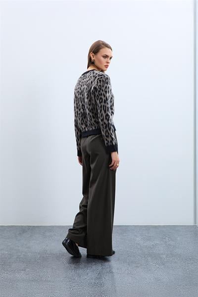 Пушистый свитер с круглым вырезом и леопардовым принтом KZK11666SİYAHVİZON