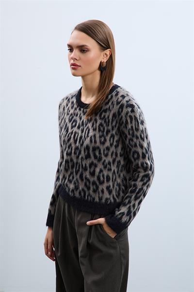Пушистый свитер с круглым вырезом и леопардовым принтом KZK11666SİYAHVİZON