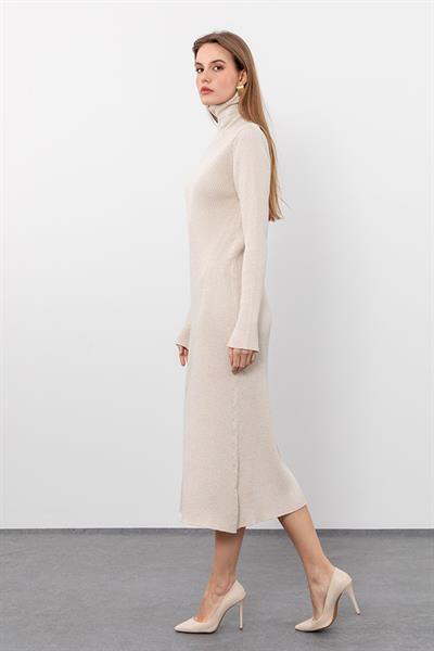 Платье миди с металлическими нитями и рубчиковым воротником- водолазкой. ELB9838KEMİK SARI 