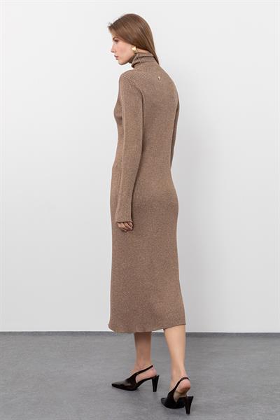 Платье миди с металлическими нитями и рубчиковым воротником- водолазкой. ELB9838VİZON