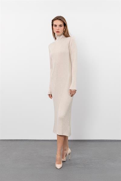 Платье миди с металлическими нитями и рубчиковым воротником- водолазкой. ELB9838KEMİK SARI 