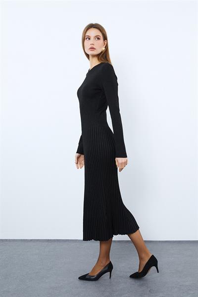 Платье миди с металлическими нитями и ребристым воротником с круглым вырезом. ELB9762SİYAH