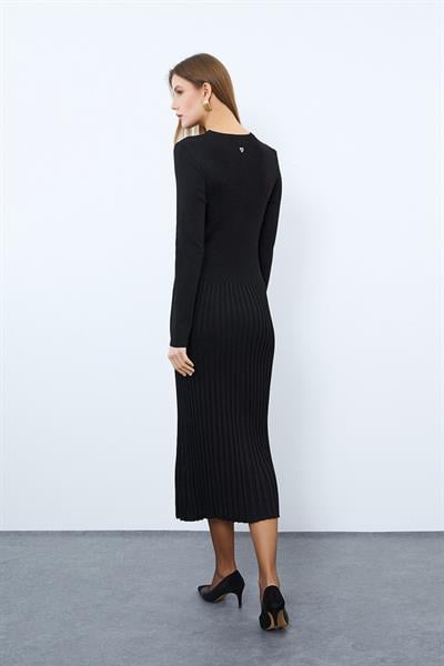 Платье миди с металлическими нитями и ребристым воротником с круглым вырезом. ELB9762SİYAH
