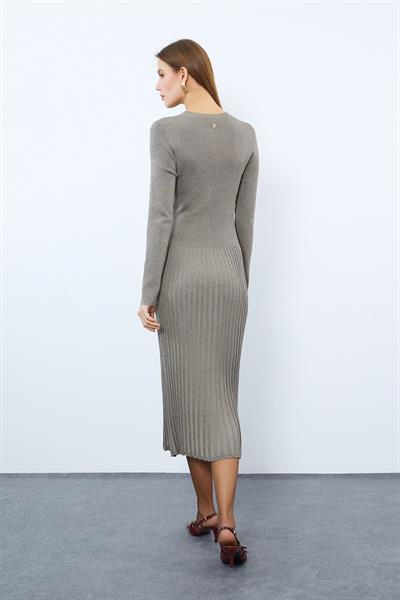 Платье миди с металлическими нитями и ребристым воротником с круглым вырезом. ELB9762BEJ LACİVERT