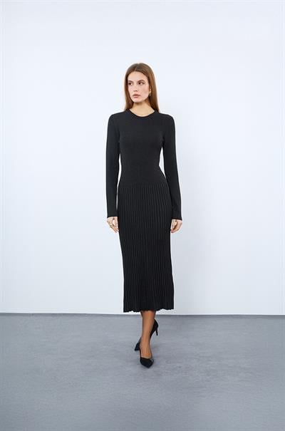 Платье миди с металлическими нитями и ребристым воротником с круглым вырезом. ELB9762SİYAH