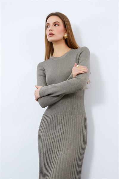 Платье миди с металлическими нитями и ребристым воротником с круглым вырезом. ELB9762BEJ LACİVERT