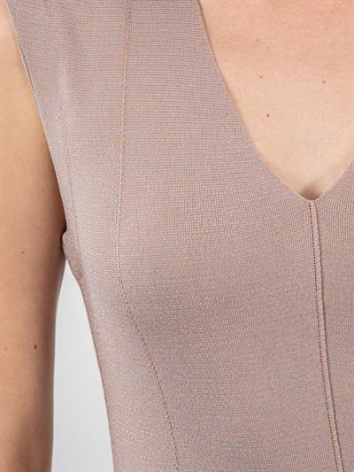 Платье с треугольным вырезом и завязками цвета металлик, с полосатой строчкой ELB9480PUDRA