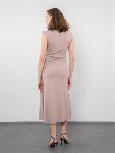 Платье с треугольным вырезом и завязками цвета металлик, с полосатой строчкой ELB9480PUDRA