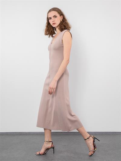 Платье с треугольным вырезом и завязками цвета металлик, с полосатой строчкой ELB9480PUDRA