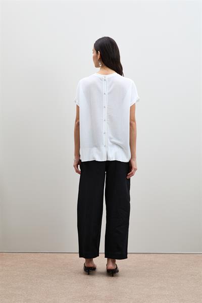 Свитер с пайетками и кнопочными деталями