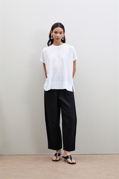 Свитер с пайетками и кнопочными деталями