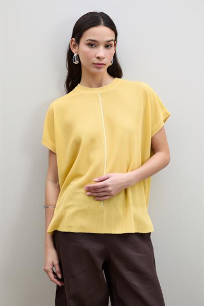 Свитер с пайетками и кнопочными деталями