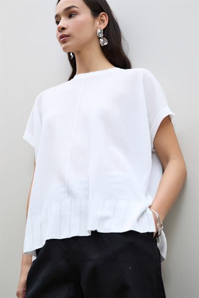 Свитер с пайетками и кнопочными деталями