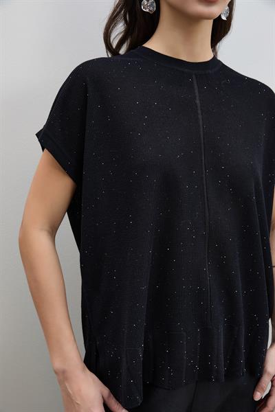 Свитер с пайетками и кнопочными деталями