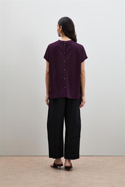 Свитер с пайетками и кнопочными деталями