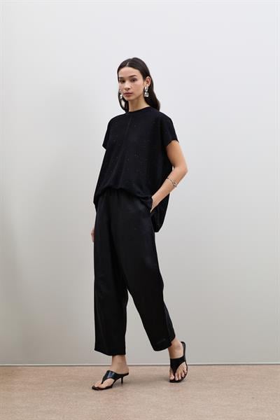 Свитер с пайетками и кнопочными деталями