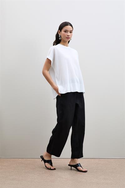 Свитер с пайетками и кнопочными деталями