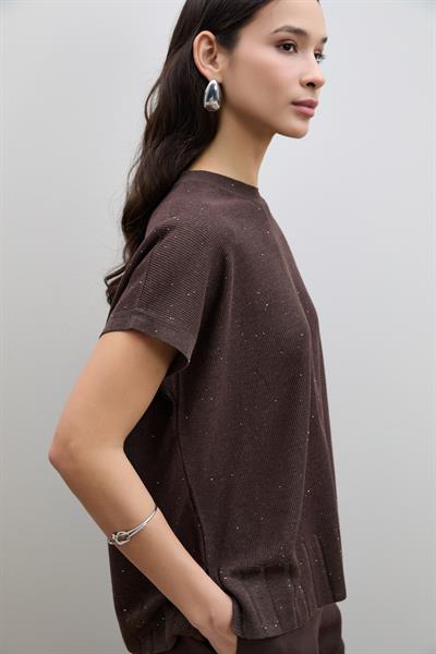 Свитер с пайетками и кнопочными деталями