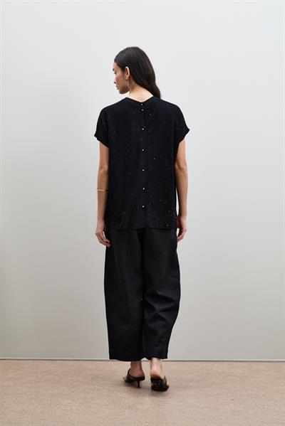 Свитер с пайетками и кнопочными деталями