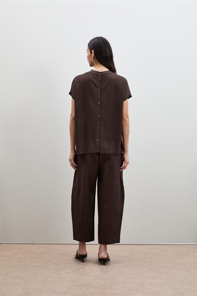 Свитер с пайетками и кнопочными деталями