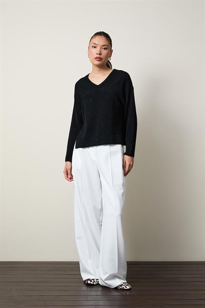 Свитер с V-образным вырезом, украшенный мини-пайетками и деталями на спинке