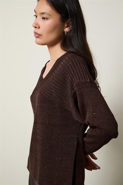 Свитер с V-образным вырезом, украшенный мини-пайетками и деталями на спинке