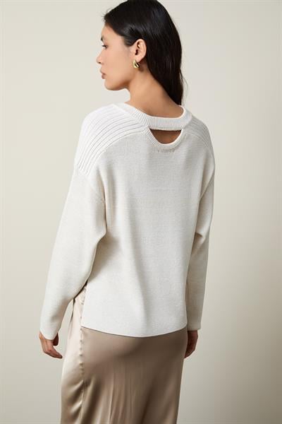 Свитер с V-образным вырезом, украшенный мини-пайетками и деталями на спинке